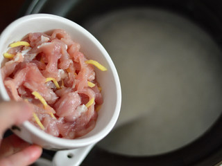 9、皮蛋瘦肉粥,倒入肉丝，搅散
