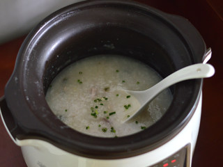 11、皮蛋瘦肉粥,搅拌均匀，调入少许盐再煮5分钟，撒入葱花