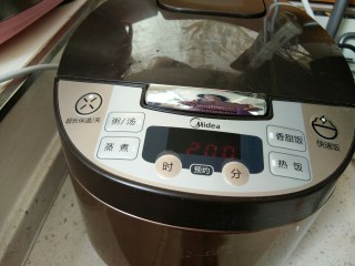 9、招待大姨妈的秋季保健粥,盖锅开煮粥键