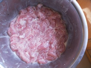 4、鱼香肉丝,加入一个蛋清，少许盐，料酒，少许水，淀粉，抓匀，腌制十分钟，去准备配菜。