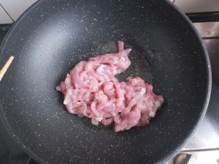 7、鱼香肉丝,起锅烧油，油多一些，把腌制好的肉丝倒进去，滑炒，同时用筷子拨开。