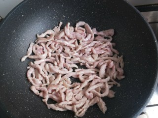 8、鱼香肉丝,炒至肉变色，变白。（我切的肉丝有点粗????）