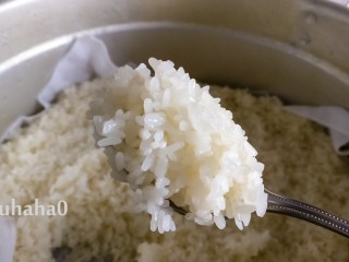 4、糯米红豆糕,蒸好的糯米饭口感软糯、软硬适中，放凉待用。