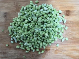 1、长豆角蛋饼,长豆角，洗干净，去两头，切成丁
