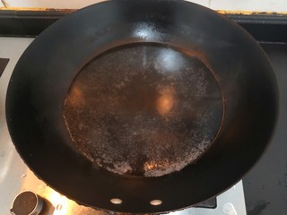 2、长豆角蛋饼,上锅，加水，大火烧开