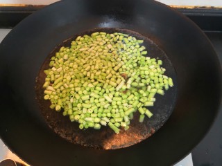 3、长豆角蛋饼,水开，放入长豆角，把长豆角焯熟