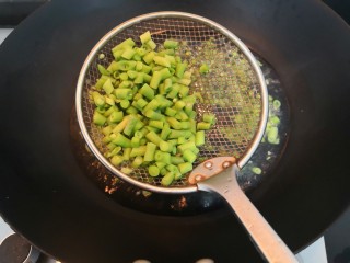 4、长豆角蛋饼,焯熟的长豆角，捞出