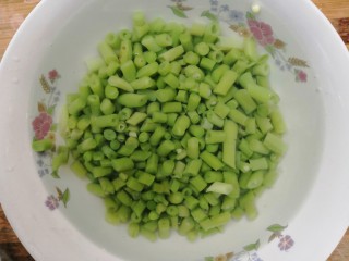 5、长豆角蛋饼,把长豆角，放入冰水中，过凉