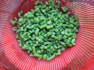 6、长豆角蛋饼,过凉的长豆角，沥干水份备用