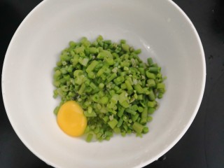 7、长豆角蛋饼,把长豆角放入碗中，加入鸡蛋