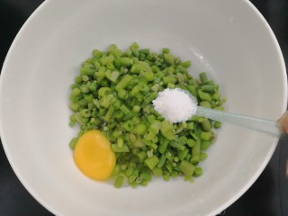 8、长豆角蛋饼,加入盐