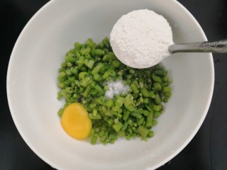 9、长豆角蛋饼,加入面粉