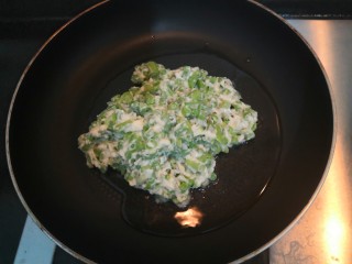 12、长豆角蛋饼,把长豆角蛋粉混合物，倒入锅中