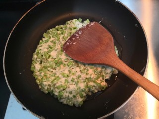 13、长豆角蛋饼,用铲子，把粉糊摊平，小火煎至金黄