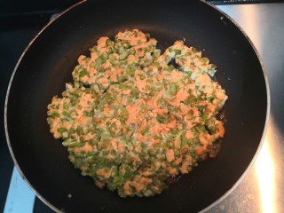 14、长豆角蛋饼,一面煎金黄后，翻面，再煎至金黄，关火