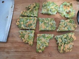 15、长豆角蛋饼,煎好的饼，盛出，切块