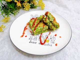 16、长豆角蛋饼,把饼装盘，挤上番茄沙司，即可开吃