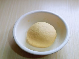 3、罗勒意式披萨,再揉成光滑的面团，入发酵箱中发酵！(烤箱有发酵功能也可以，室温发酵也可以！但是要保持面团的湿度)