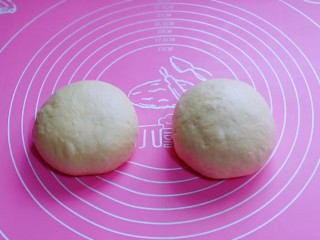 4、罗勒意式披萨,发酵好的面团分两个面团，盖上保鲜膜醒发10分钟。