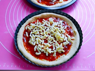 7、罗勒意式披萨,撒上一层马苏里拉芝士。