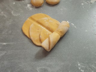 10、南瓜玫瑰馒头。,从下边往上卷起