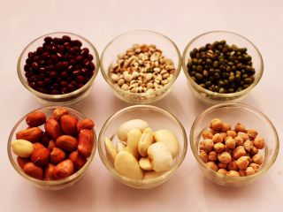 1、营养杂粮八宝粥,首先备齐所有的杂粮。