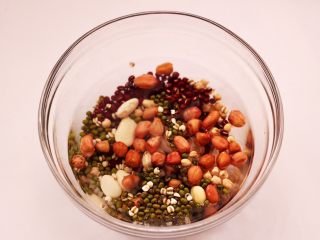 2、营养杂粮八宝粥,把所有的杂粮提前浸泡过夜。