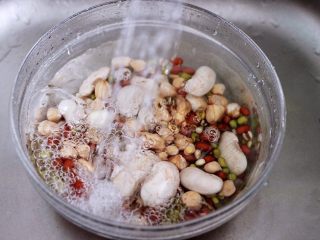 3、营养杂粮八宝粥,浸泡好的杂粮用清水冲洗干净。