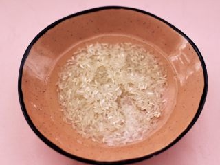 4、营养杂粮八宝粥,把大米和糯米提前浸泡10分钟。