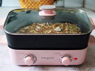 6、营养杂粮八宝粥,盖上锅盖大火烧开后。