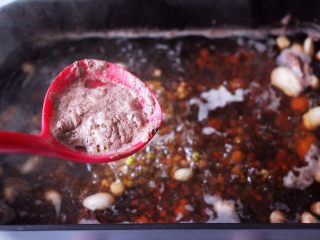 7、营养杂粮八宝粥,先撇去浮末，中火炖煮20分钟左右。