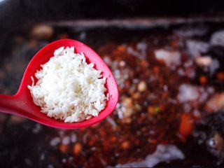 8、营养杂粮八宝粥,放入浸泡后洗净的大米和糯米。