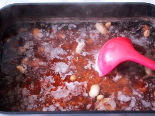 9、营养杂粮八宝粥,大火烧开后转中火继续炖煮20分钟。