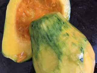 1、奶香南瓜粥,将南瓜削皮，去籽。