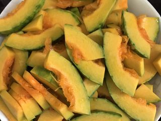 2、奶香南瓜粥,将南瓜切成片。