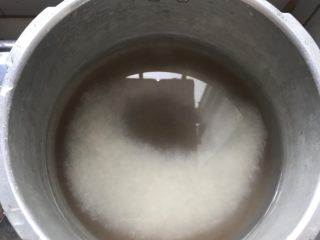 3、奶香南瓜粥,洗适量的米用高压锅煮粥。