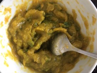 4、奶香南瓜粥,将南瓜片放入高压锅蒸熟，用勺子捣成泥。