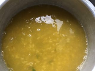 6、奶香南瓜粥,把南瓜泥倒入锅中。