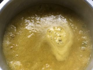 7、奶香南瓜粥,开火煮开南瓜粥。