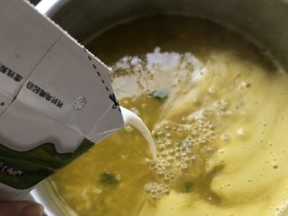 8、奶香南瓜粥,临起锅倒入牛奶。