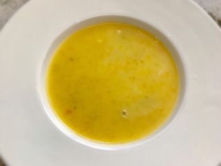 10、奶香南瓜粥,奶香浓郁的南瓜粥就完成啦。