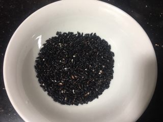 1、红枣黑米粥,取黑米适量