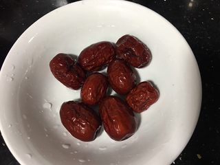 4、红枣黑米粥,红枣清洗干净