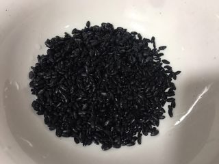 6、红枣黑米粥,准备适量的乌米