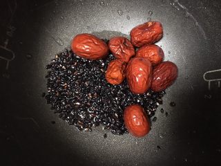 9、红枣黑米粥,加入红枣