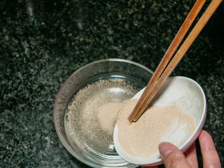 1、蛋龙卷,将酵母倒入温水中,搅拌使其溶解。