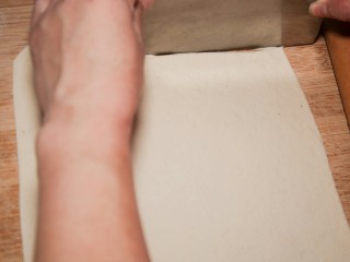 5、蛋龙卷,将面团排气揉面,揉好后擀成薄片,可以整理成长方形。