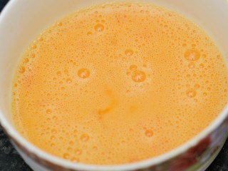 6、蛋龙卷,将鸡蛋打散,加盐、淀粉和水搅拌均匀。