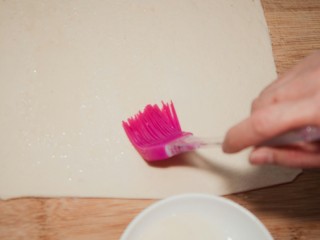 8、蛋龙卷,面片刷少许油。