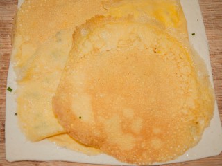 9、蛋龙卷,铺上2——3张蛋皮。